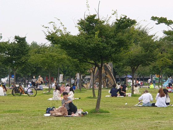 정부의 사회적 거리두기 2.5단계 방침이 무색하게 5일 오후 3시 서울 여의도 한강공원에는 피크닉을 온 사람들로 가득했다. 이우림 기자