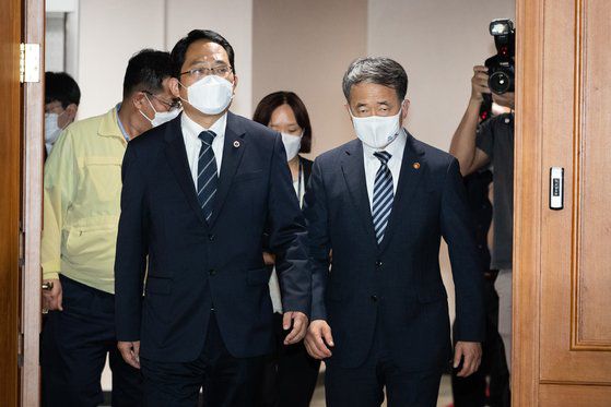 박능후 보건복지부 장관(오른쪽)과 최대집 대한의사협회장이 4일 서울 종로구 정부서울청사에서 집단휴진을 중단하고 의대정원 확대 등의 의료정책을 협의하는 의정협의체를 구성하는 내용의 합의문에 서명하기 위해 회의실로 들어서고 있다. 뉴스1