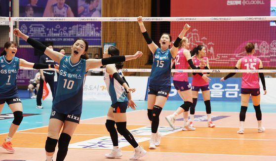GS칼텍스 강소휘(왼쪽 두번째)가 흥국생명을 맞아 3세트에서 득점을 한 뒤 환호하고 있다. [연합뉴스]