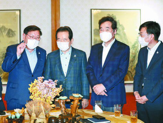 정세균 국무총리(왼쪽 둘째)가 6일 서울 총리공관에서 열린 고위 당·정·청 협의회에서 참석자들과 이야기하고 있다. 이날 당·정·청은 7조원 중반대 규모의 4차 추경 편성에 합의했다. 왼쪽부터 김태년 더불어민주당 원내대표, 정 총리, 이낙연 더불어민주당 대표, 김상조 청와대 정책실장. [뉴시스]