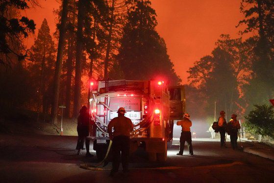 6일(현지시간) 미국 캘리포니아주(州) 소방관들이 산불을 잡기 위해 주 남부 지역에 집결했다. [AP=연합뉴스]