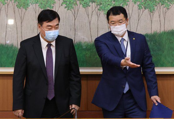 최종건 외교부 1차관(오른쪽)이 7일 서울 종로구 외교부 청사에서 접견에 앞서 싱하이밍(邢海明) 주한 중국 대사에게 자리를 권하고 있다. 연합뉴스