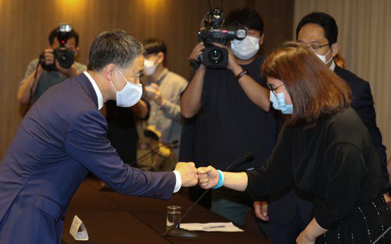 지난달 19일 오후 서울 중구 코리아나호텔에서 열린 보건복지부-대한의사협회 긴급 간담회에서 박능후 보건복지부 장관(왼쪽)이 박지현 전공의협회장과 주먹인사를 하고 있다. 사진공동취재단