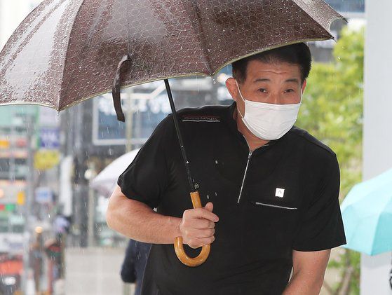 7일 오전 경기도 수원시 영통구 수원지방법원에서 열린 이춘재 연쇄살인 8차 사건 재심 5차 공판에 재심 청구인 윤성여 씨가 출석하고 있다. 연합뉴스