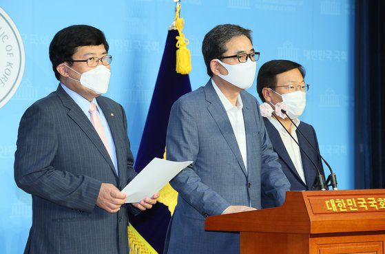 민의힘 곽상도, 정점식, 윤창현 의원이 10일 국회 소통관에서 이스타항공 운영과 관련해 더불어민주당 이상직 의원을 대검찰청에 고발한다고 밝히고 있다. 연합뉴스