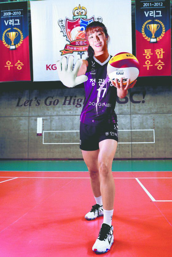 KGC인삼공사 신인 정호영은 올해 센터로 전향했다. 부상 방지를 위해 골키퍼 장갑을 끼고 블로킹 훈련을 하고 있다. 프리랜서 김성태