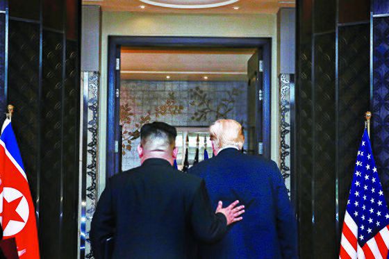 2018년 6월 12일 싱가포르의 카펠라 호텔에서 정상회담 뒤 공동성명에 서명하고 함께 퇴장하는 도널드 트럼프 미 대통령(오른쪽)과 김정은 북한 국무위원장. [신화=연합뉴스]