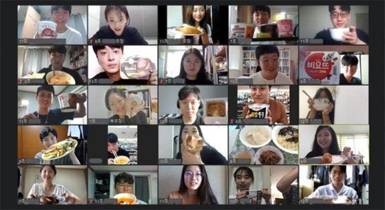 상반기 기업은행 신입행원들이 온라인으로 모여 '랜선 회식'을 진행했다. 각자 집에서 준비한 안주와 술로 분위기를 내고 있다. [IBK기업은행]