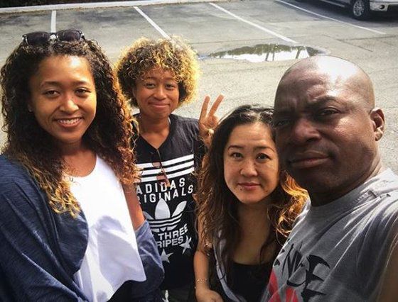 오사카 나오미 가족. 나오미, 언니 마리 오사카, 엄마 오사카 다마키, 아빠 레오나르도 프랑수아(왼쪽부터). [사진 오사카 나오미 SNS]