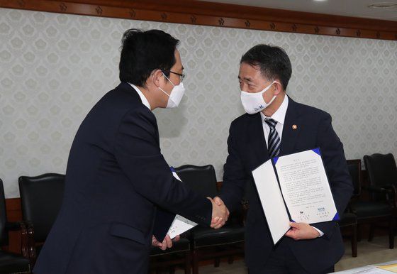 박능후 보건복지부 장관(오른쪽)과 최대집 대한의사협회장이 4일 오후 서울 세종로 정부서울청사에서 열린 의·정 협의체 구성 합의서 체결식에 마친 뒤 악수하고 있다. [뉴스1]