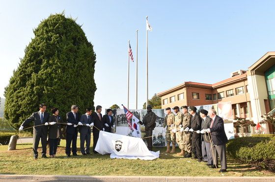 2017년 10월 16일 경기도 의정부 시내 미군기지인 캠프 레드클라우드(Camp Red Cloud)에서 열린 미 2사단 창설 100주년 기념 조형물 제막식에서 참석자들이 동상을 덮었던 천을 벗기고 있다. [사진 경기도북부청]