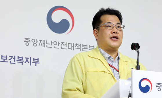 손영래 중앙사고수습본부 전략기획반장(보건복지부 대변인)이 9일 오전 정부세종청사에서 열린 코로나19 중대본 브리핑에서 발안하고 있다. 뉴시스