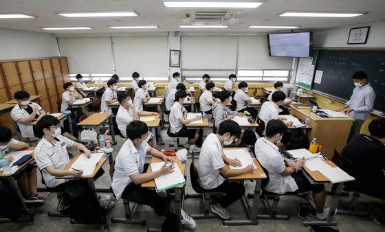 지난 8월, 서울 송파구 보인고등학교 3학년 교실에서 대면 수업이 진행되고 있다. 뉴시스