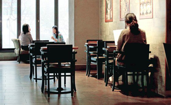 14일 오전 서울 중구 스타벅스 한국프레스센터점을 찾은 시민들이 매장을 이용하고 있다. 뉴시스