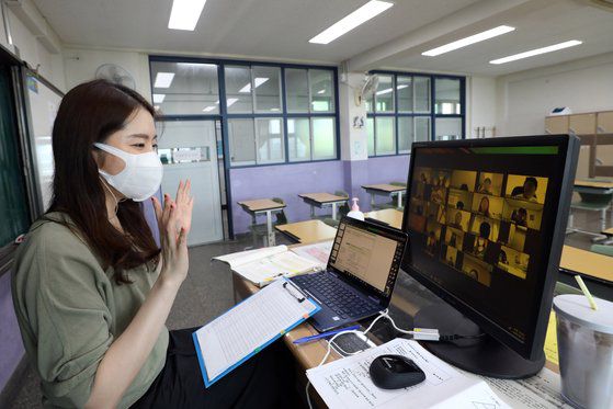서울 강남구 봉은중학교에서 수학 교사가 원격수업을 하고 있다. 뉴스1