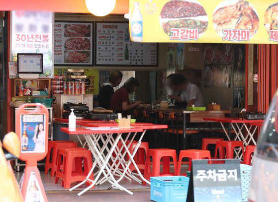 수도권의 사회적 거리두기가 2.5단계에서 2단계로 하향조정된 첫날인 14일 서울의 한 음식점이 한산한 모습을 보이고 있다. 연합뉴스