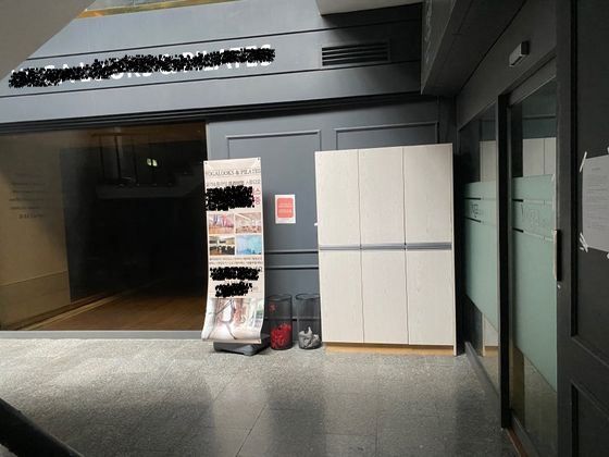 14일 서울 논현동의 폐업한 요가 학원. 이 요가 학원은 가구와 장비를 그대로 둔 채 "코로나시대 매출 감소로 요가원 경영이 어려워졌다"는 안내문을 붙이고 문을 닫았다. 전영선 기자