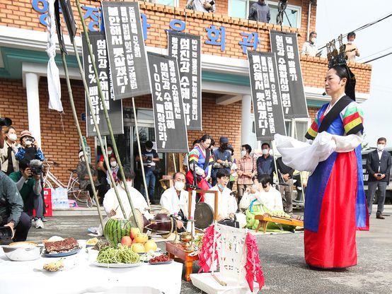 지난 10일 전남 구례군에서 열린 ‘소 위령제’에서 씻김굿이 진행되고 있다. 프리랜서 장정필
