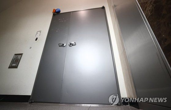 16일 오후 신종 코로나바이러스 감염증(코로나19) 확진자가 다수 발생한 서울 강남구의 마스크 수출·유통업체 K보건산업의 문이 굳게 닫혀 있다. [연합뉴스]