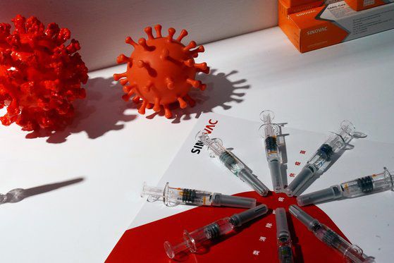 시노백 코로나19 백신 모형 [로이터=연합뉴스]