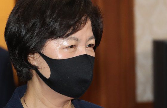 추미애 법무부 장관이 15일 오전 서울 종로구 정부서울청사에서 열린 국무회의에 참석하고 있다. [뉴스1]