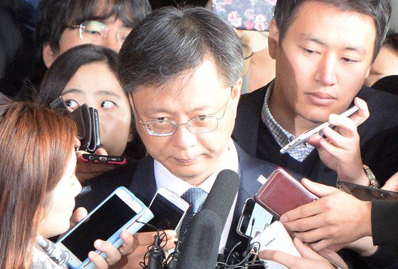 우병우 전 청와대 민정수석비서관이 서울 서초동 서울중앙지검에 출석하고 있다. [중앙포토]