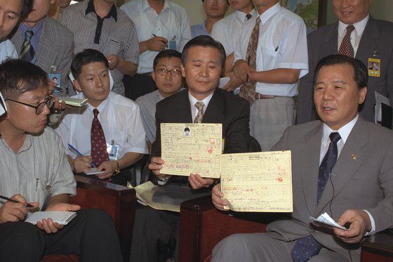 이회창 전 의원 두아들의 병적기록표 원본을 들고 국회기자실을 방문한 김길부 당시 병무청장. [중앙포토]