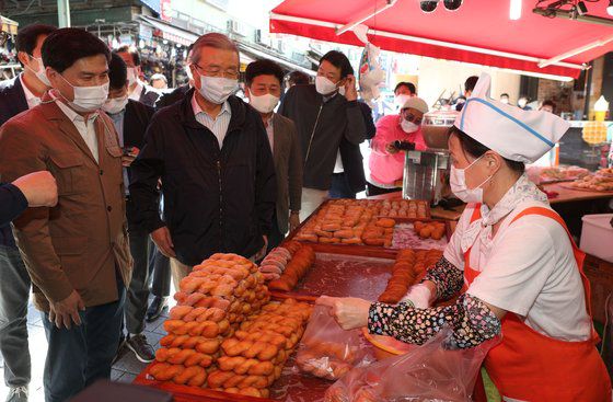 200918 김종인 남대문시장 방문 김종인 국민의힘 비상대책위원장이 18일 오전 서울 중구 남대문시장을 찾아 상인들과 대화를 하고 있다. 국회사진기자단/2020.09.18