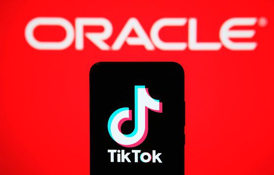 틱톡 글로벌은 표면적으로만 본다면 미국 기업 오라클과 월마트가 가져가는 지분은 20%에 불과하다. 그러나 WSJ는 "틱톡 글로벌 지분 80%를 보유한 바이트댄스가 실제론 미국 투자자들이 약 40% 지분을 보유하고 있다"며 "틱톡 글로벌은 실상 미국인이 과반수를 보유한 회사"라고 설명했다.[셔터스톡]