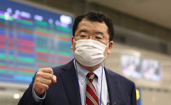 스티븐 비건 미국 국무부 부장관과 한미 외교차관 회담을 하고 귀국한 최종건 외교부 1차관이 12일 오후 영종도 인천국제공항 입국장에서 취재진의 질문에 답하고 있다. [연합뉴스]