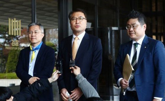 최강욱(왼쪽부터) 열린민주당 대표와 황희석 전 법무부 인권국장, 조대진 변호사가 주가조작 연루 의혹을 받는 윤석열 검찰총장의 부인 김건희씨와 사문서 위조 등 의혹을 받는 장모 최모씨 등을 고발하기 위해 7일 오후 서울 서초구 서울중앙지검 민원실로 향하며 입장을 밝히고 있다. [뉴시스]