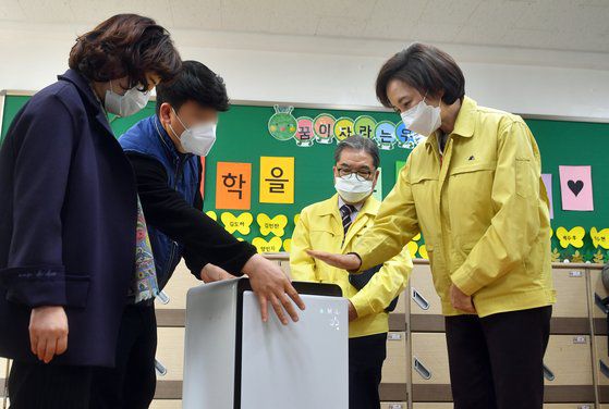 유은혜 부총리 겸 교육부 장관이 지난 3월 12일 오전 경기도 수원시 매탄초등학교를 방문해 교실에 설치된 공기청정기를 살펴보고 있다. [연합뉴스]
