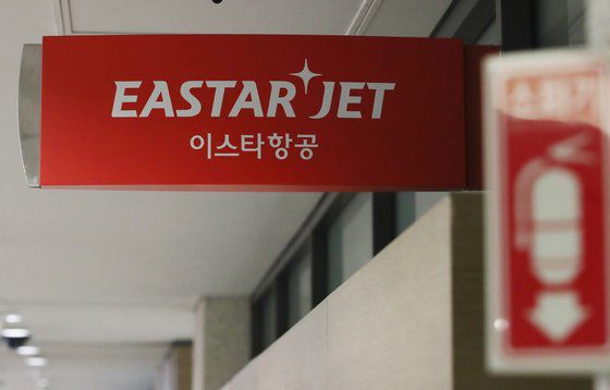 제주항공의 인수 무산 뒤 재매각을 추진 중인 이스타항공이 최근 대규모 정리해고로 거센 후폭풍에 휩싸였다. 구조조정을 둘러싼 진실 공방에 노사 갈등은 극단으로 치닫고 있다. 특히, 창업주 더불어민주당 이상직 의원 책임론으로 논란이 정치권으로도 번지고 있다. 사진은 16일 인천공항의 이스타항공 항공피해구제접수처. 뉴스1