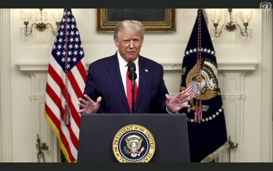 도널드 트럼프 미국 대통령은 22일(현지시간) 유엔총회에서 화상으로 연설했다. 백악관에서 사전녹화한 7분짜리 영상을 통해 "유엔은 중국에 코로나19 책임을 물어야 한다"고 촉구했다. [AP=연합뉴스]