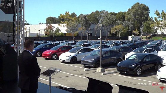 테슬라 배터리데이 발표 현장. 참석자들은 주차장에 마련된 차 안에서 발표를 지켜봤다. [유튜브 캡처]