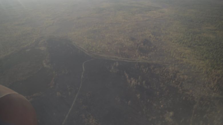 지난달 하늘 위 헬리콥터에서 내려다본 러시아 사하공화국 빌류이스키 숲. 화마가 한번 휩쓸고 간 곳은 주변과 달리 검은색으로 변했다. 적지 않은 면적이 폐허가 됐다. 사진 sreda studio