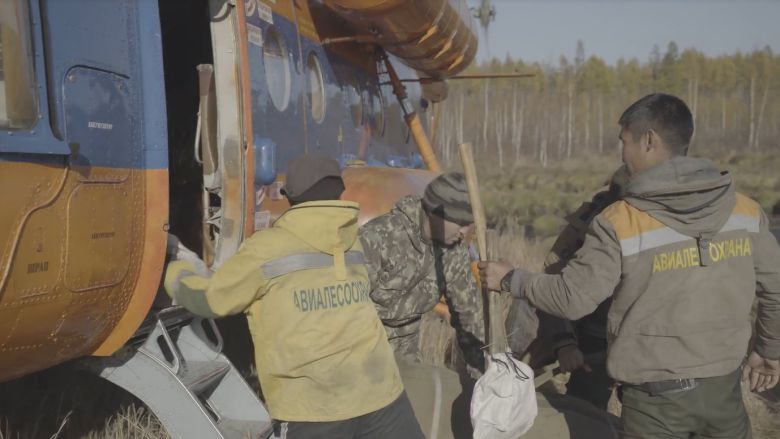 지난달 헬리콥터에 화재 진압용 장비를 싣고 있는 러시아 방재 관계자들. 이들은 헬리콥터를 타고 불이 난 빌류이스키 숲으로 향했다. 사진 sreda studio