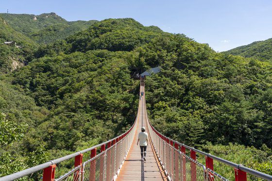 탁 트인 풍경이 있는 감악산 출렁다리.