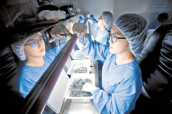 SK바이오사이언스 연구원이 백신을 검수하는 모습. 기사 내용과 관련 없음. [사진 SK바이오사이언스]