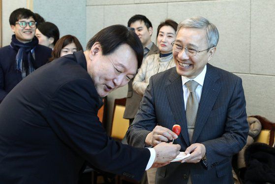 윤석열 검찰총장이 지난 2월5일 오전 서울 서초구 대검찰청에서 열린 검찰인권위원회 위촉식에 참석해 강일원 위원장에게 딸기를 권하고 있다. [뉴스1]