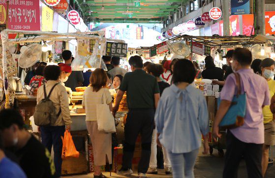 2일 오후 서울 종로구 광장시장이 시민들로 북적이고 있다. 뉴스1
