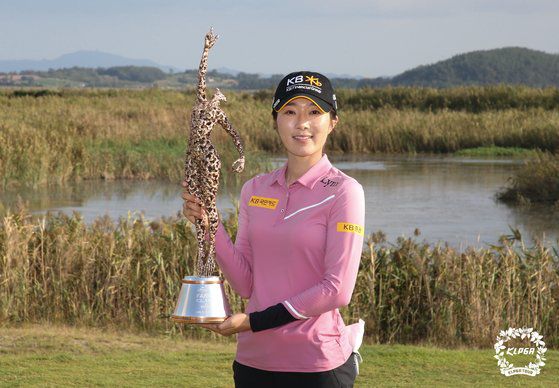 KLPGA 투어 팬텀 클래식에서 우승한 안송이. [사진 KLPGA]