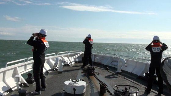 해양경찰은 30일 소연평도 인근 해상에서 북한이 피살한 어업지도원 이모씨의 시신과 유류품을 수색하고 있다. [뉴스1]