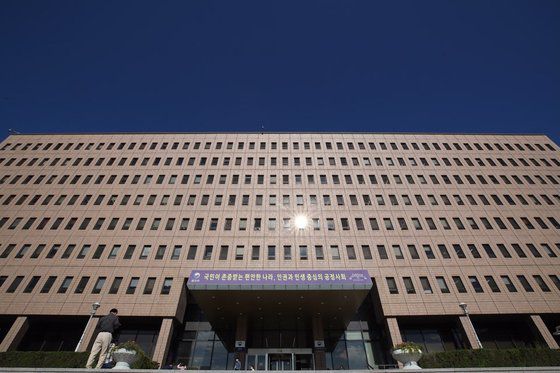 구름 한 점 없는 푸른 하늘   (과천=연합뉴스) 김도훈 기자 = 18일 오전 정부과천청사 법무부 청사 위로 푸른 하늘이 펼쳐져 있다. 2020.9.18   superdoo82@yna.co.kr (끝)  〈저작권자(c) 연합뉴스, 무단 전재-재배포 금지〉