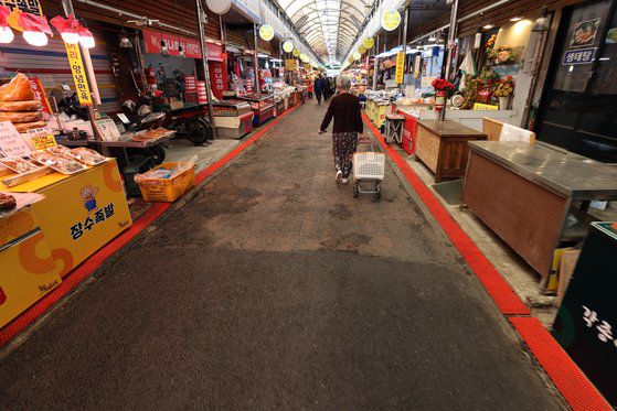 서울 동대문구 한 시장의 한산한 모습. 연합뉴스