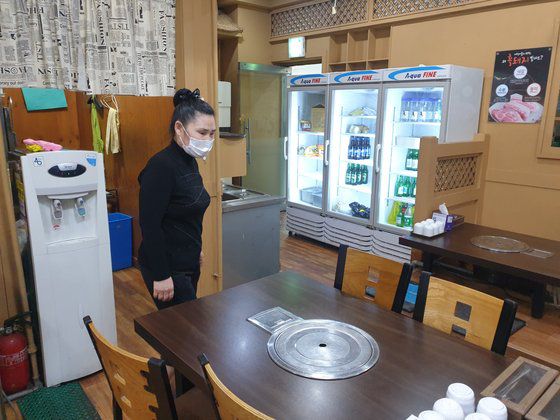 매출이 떨어져 서울 신대방동 식당 문을 닫은 손원주씨. 최선욱 기자