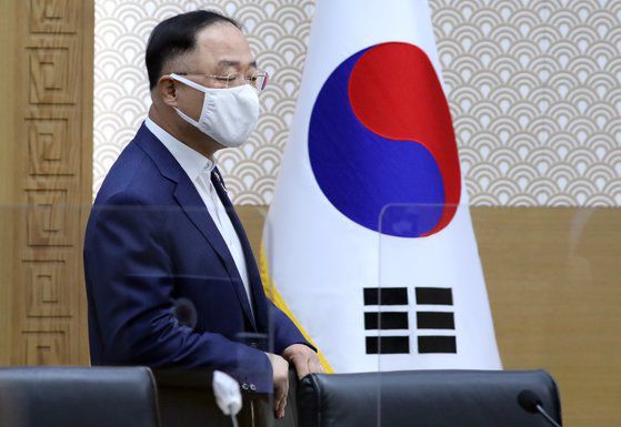 홍남기 부총리 겸 기획재정부 장관이 지난달 29일 정부세종청사 국무회의장에서 열린 서울-세종 영상 국무회의에 참석하고 있다. 뉴스1