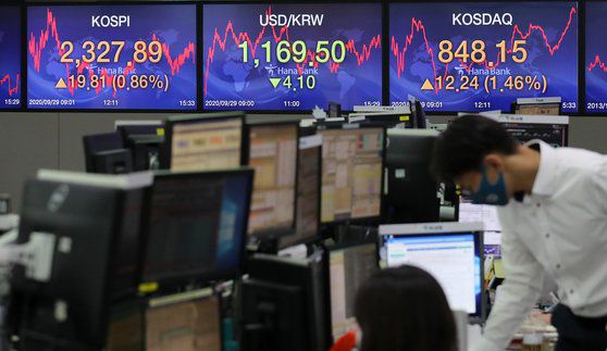 지난달 29일 오후 서울 중구 명동 하나은행 딜링룸. 뉴스1