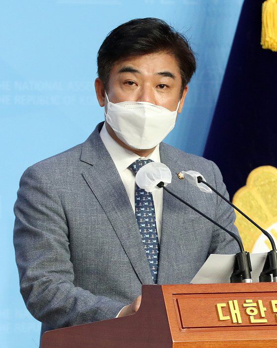 정무위 더불어민주당 간사인 김병욱 더불어민주당 의원이 29일 오전 서울 여의도 국회 소통관에서 대주주요건 시행 유예를 촉구하는 기자회견을 하고 있다. 뉴스1