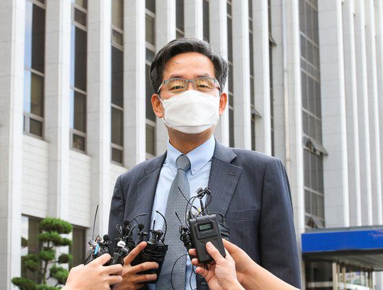 5·18 당시 헬기사격을 증언한 고(故) 조비오 신부에 대한 사자명예훼손 혐의로 기소된 전두환 전 대통령에 대한 결심공판이 열린 5일 광주 동구 광주지법 앞에서 전씨 측 정주교 변호사가 취재진 질문에 답하고 있다. 프리랜서 장정필